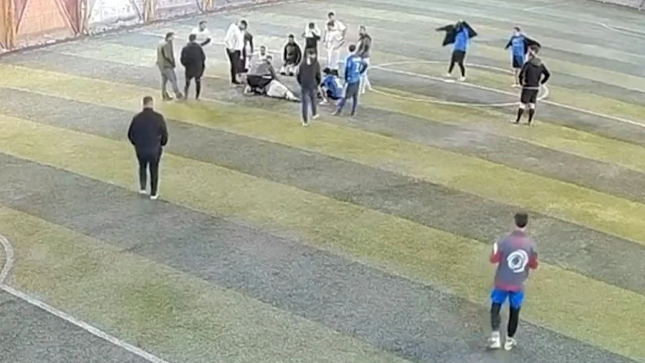 Halı sahada bir anda yere yığıldı! Dili boğazına kaçan futbolcu için zamanla yarış