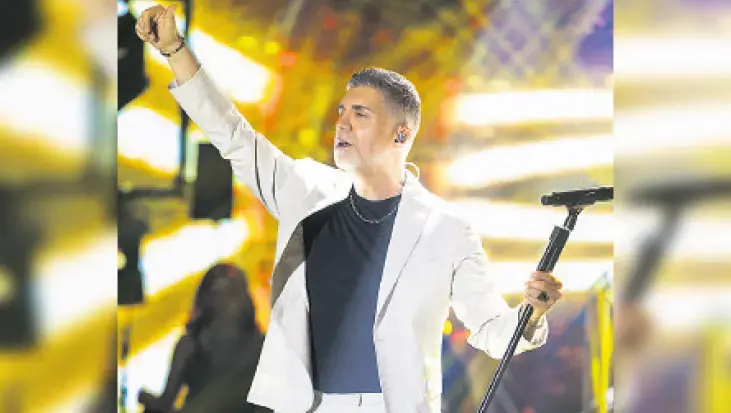 Seyircileri konsere dahil etti