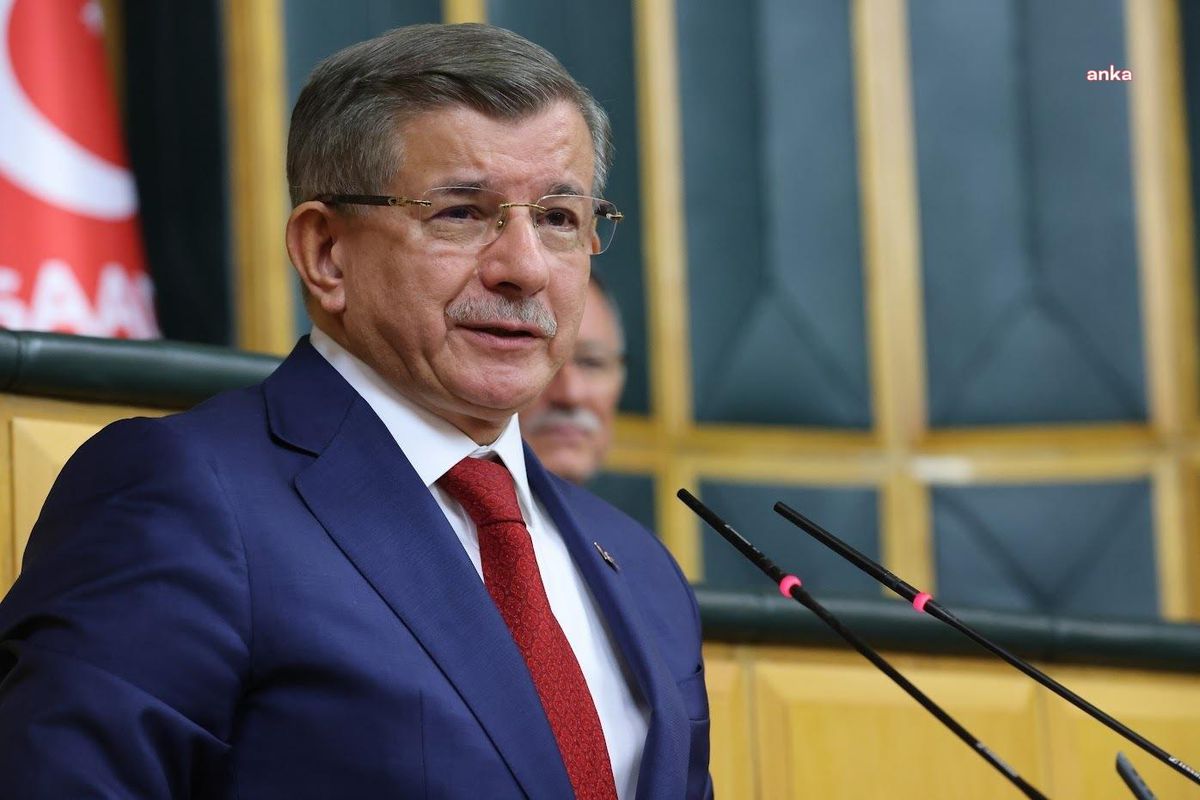 Ahmet Davutoğlu'ndan, Özgür Özel ve Yeni Parti'ye hayırlı olsun mesajı