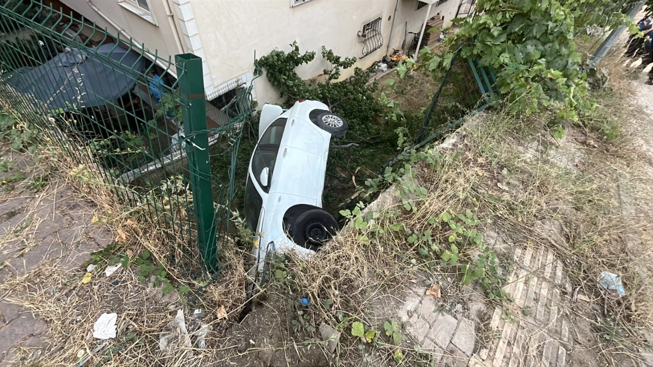 Otomobil apartmanın bahçesine uçtu