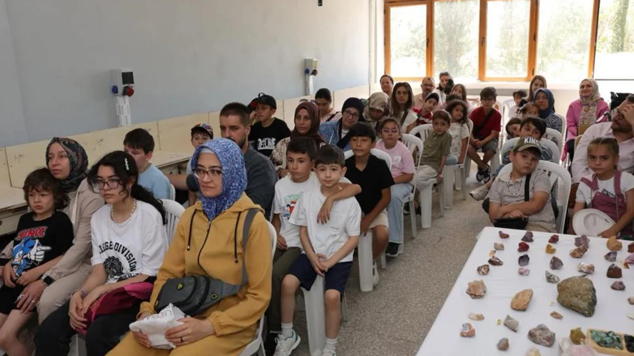 Kütahya'da minik kaşiflerin heyecanı: Çocuklar doğal taşların gizemli dünyasını keşfetti