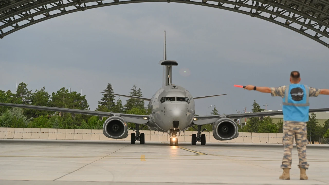 NATO liderleri ona emanetti: Türk E-7T uçağından dev görev
