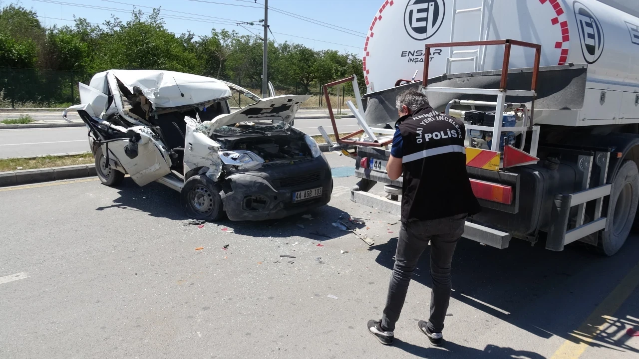 Malatya'da araç su tankerine çarptı: Sürücü ağır yaralı