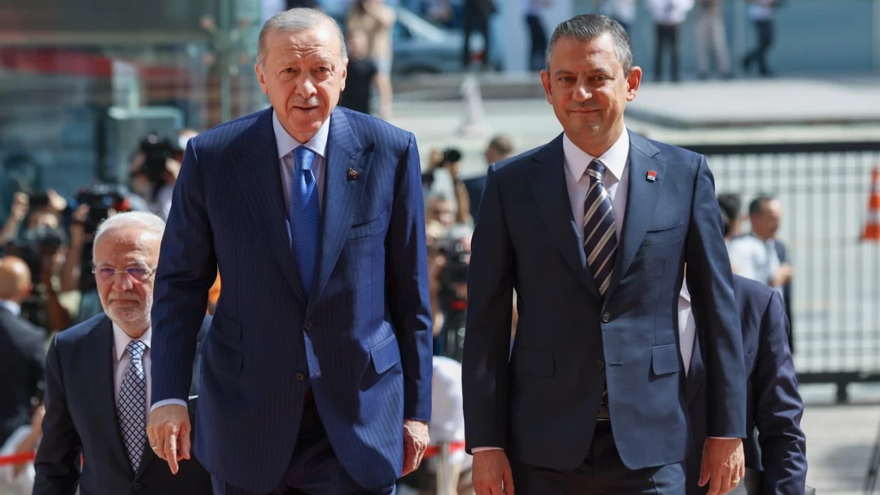Özgür Özel, Financial Times'a yazdı: Erdoğan, sadık muhalefetini yaratmak istiyor