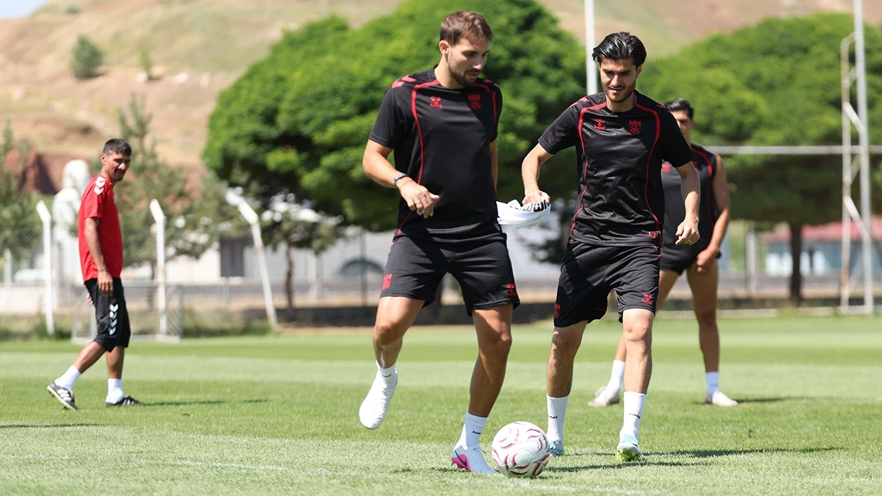 Sivasspor'da yeni sezon mesaisi sürüyor