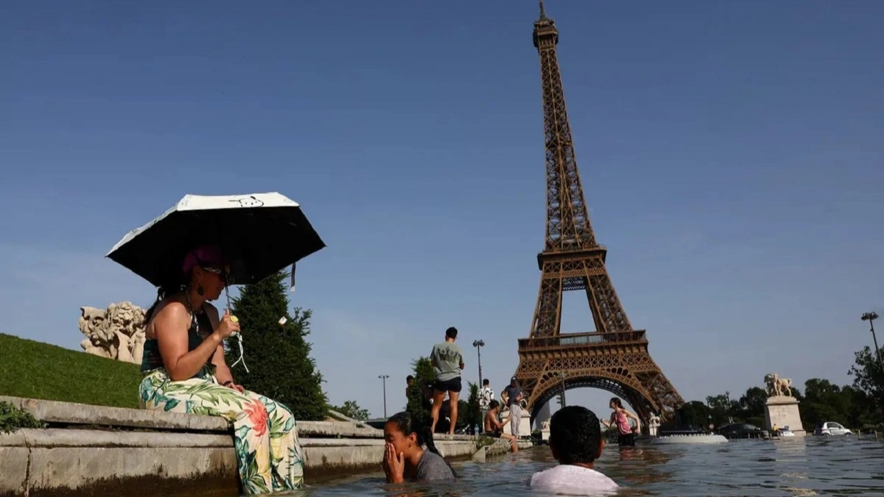 Paris'te aşırı sıcaklar hayatı durdurdu: Eyfel Kulesi'nden turistlere kötü haber