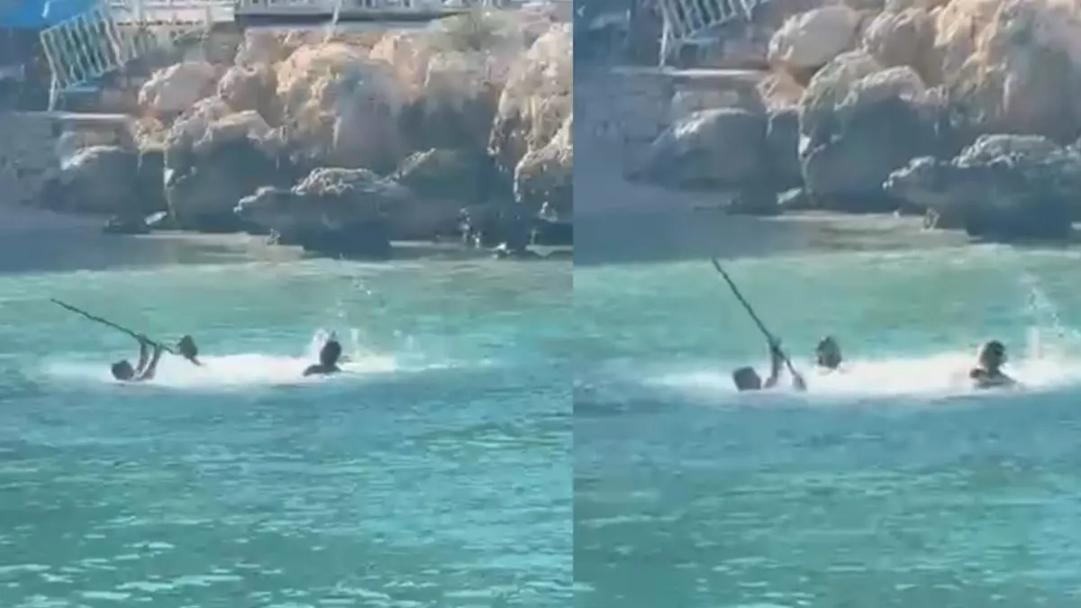 Yok böyle kavga! Denizin ortasında sopalarla birbirlerine girdiler