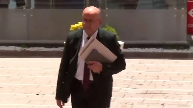 Mustafa Biçer Özgür Özel’e yakın 28 Parti Meclisi üyesinin istifa dilekçesini CHP Genel Merkezi’ne getirdi