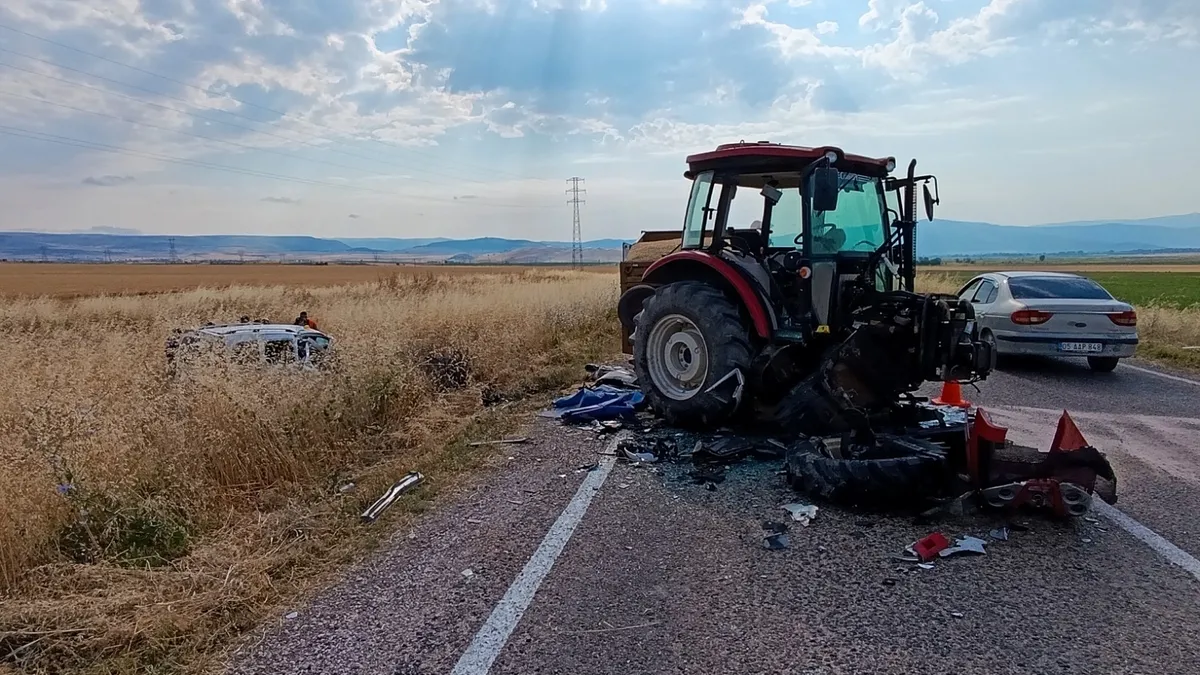 Amasya'da cenaze dönüşü facia: Traktöre çarpan araçtaki 3 kişi öldü!