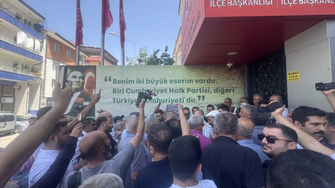 CHP il binası önü karıştı! Yine o pankartı astılar...