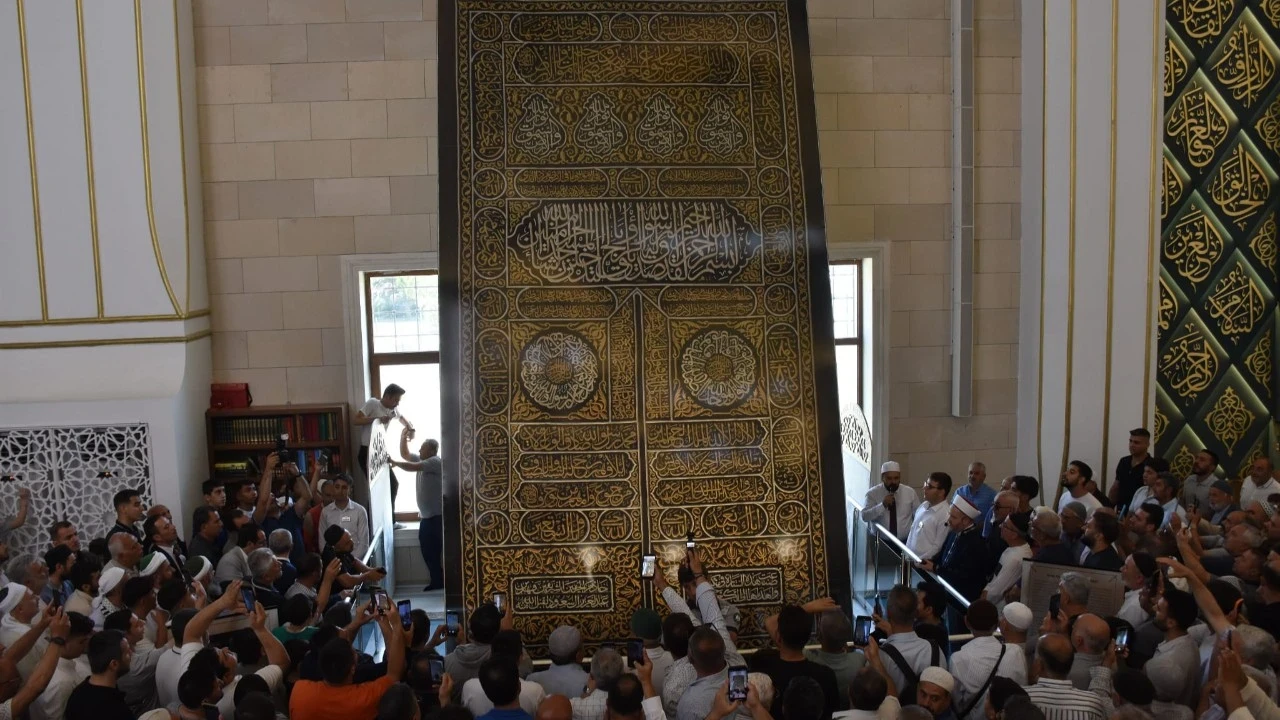 Kabe kapısı örtüsü Şahinbey'de ziyarete açıldı! Başkan Tahmazoğlu: Oraya olan hasretimiz bir nebze dinmiş olur