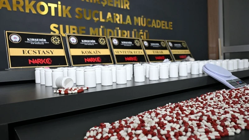 Otomobilde yapılan aramada bulundu: 4 bin 973 uyuşturucu hapla yakalanan 2 zanlı tutuklandı