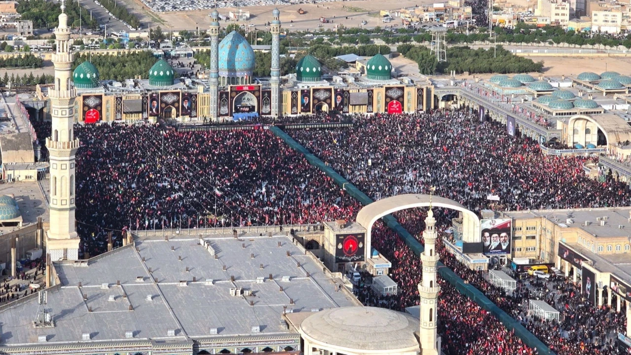 Hamaney'in cenaze töreni Kum şehrinde yüz binleri sokağa döktü