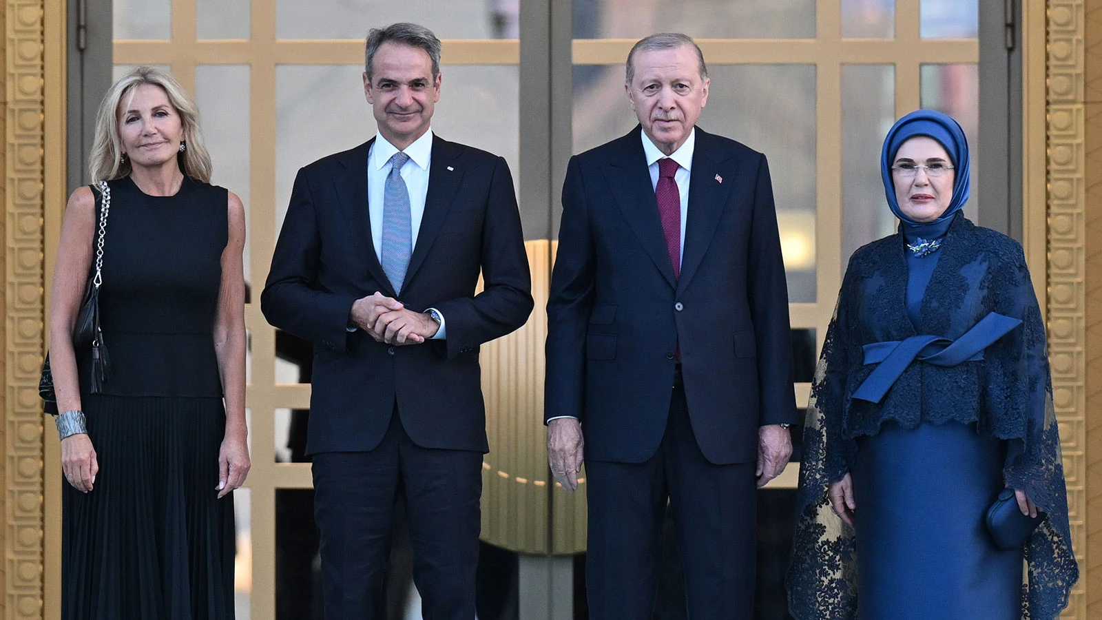 NATO Zirvesine damga vuran an! Miçotakis'e 'Ceddin Deden'li karşılama!