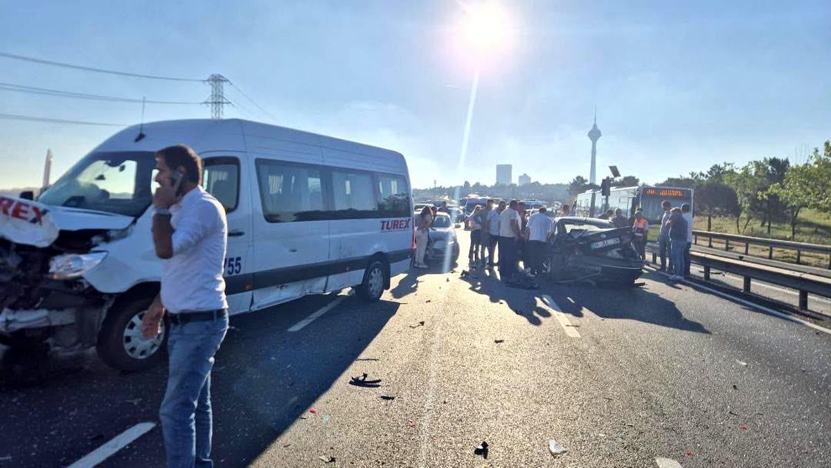 Büyükçekmece'de 2 aracın karıştığı kazada 1'i ağır 4 kişi yaralandı