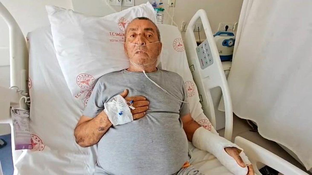 Tur otobüsünün sıkıştırdığını iddia ettiği motosiklet sürücüsü ağır yaralandı