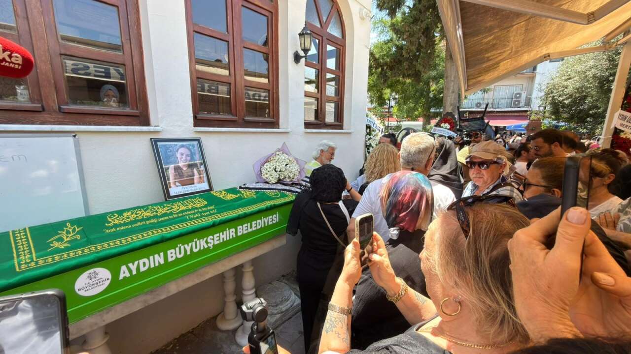 Oyuncu Ece İrtem Aydın'da son yolculuğuna uğurlandı