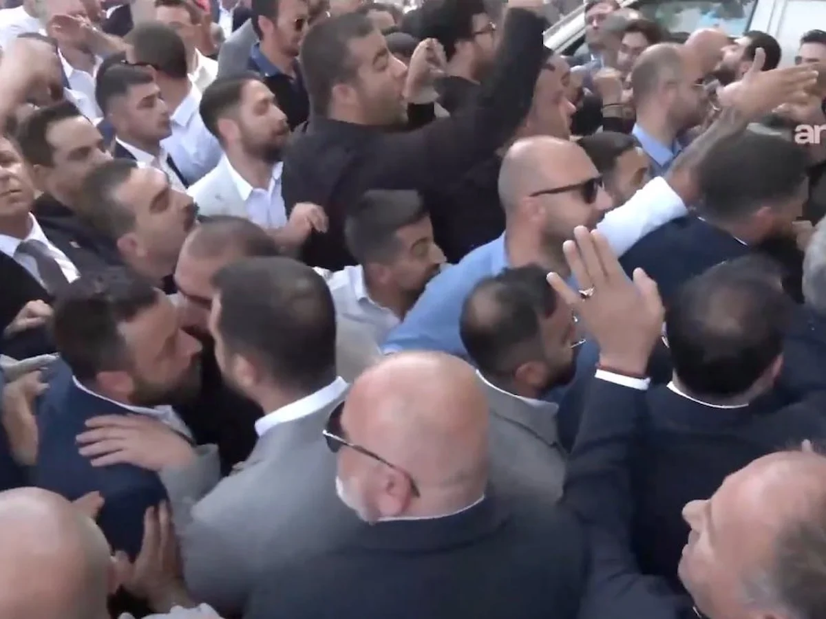 CHP'lilerin TBMM önünde slogan kavgası