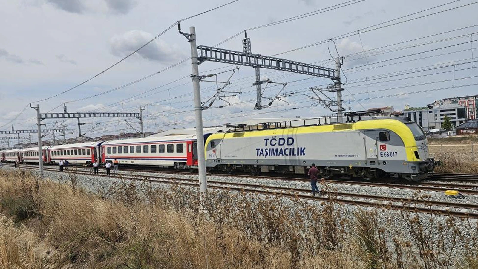 Çerkezköy'de yolcu treni raydan çıktı: Yolcular başka bir trene aktarıldı
