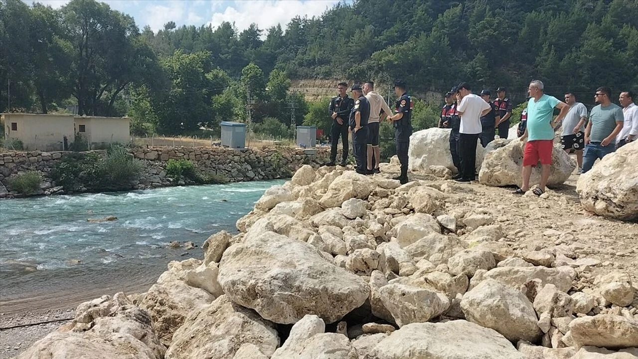 Serinlemek için girdiği çayda kayboldu! Ekipler seferber oldu