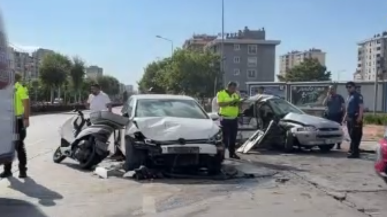 Kayseri’de kaza! Otomobil kağıt gibi ezildi: Yaralılar var