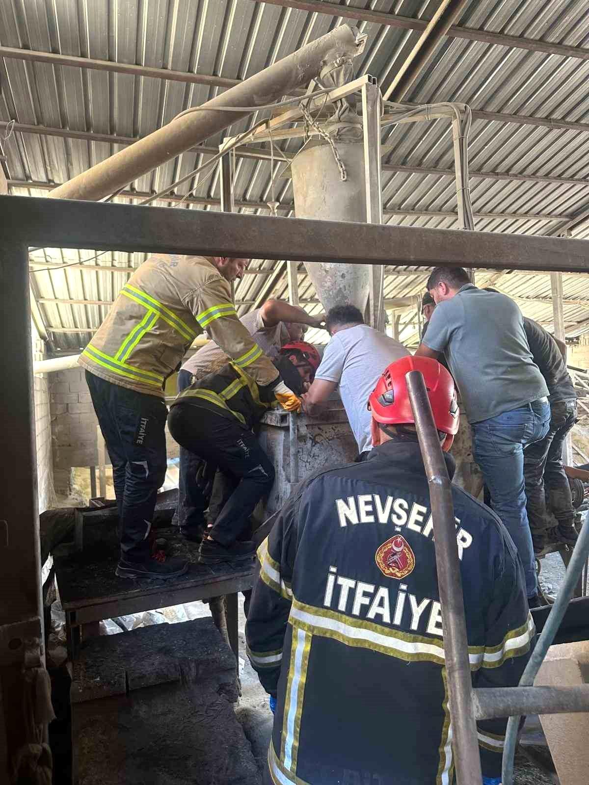 Harç karma makinasına düşen işçiden kötü haber