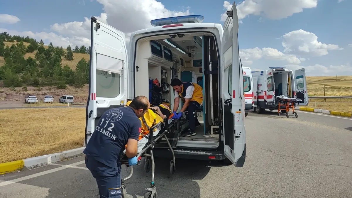 Sivas'ta feci kaza! 1'i ağır 8 yaralı