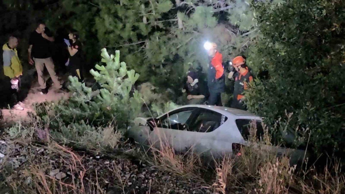 Kütahya’da otomobil ile motosiklet çarpışarak şarampole yuvarlandı: 5 yaralı