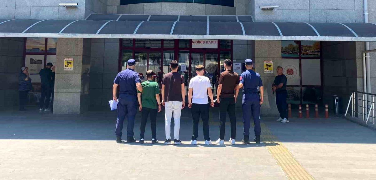 Irmaktaki teknenin kapısını kırıp içeride buldukları alkollerle alem yaptılar