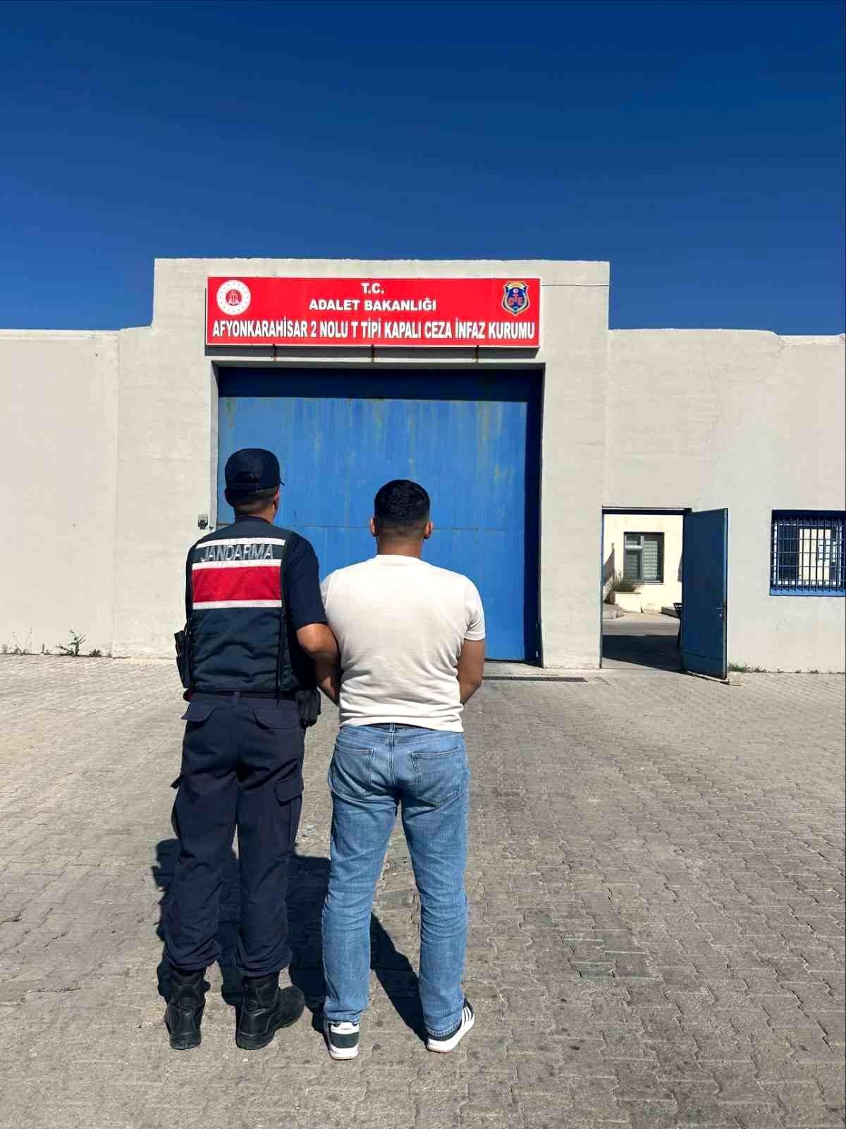 Uyuşturucu ticareti suçundan aranan şahsı jandarma yakaladı