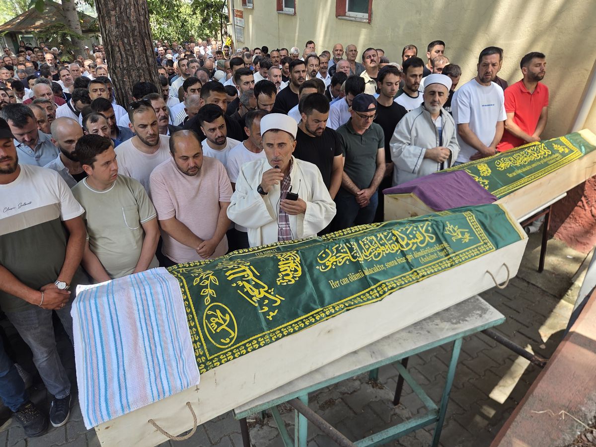 Yalova'da motosiklet kazasında ölen çift, toprağa verildi