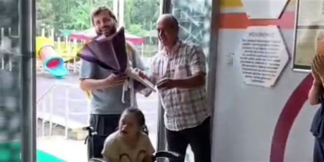 Her gün özel kızını okula getiren babaya duygulandıran sürpriz