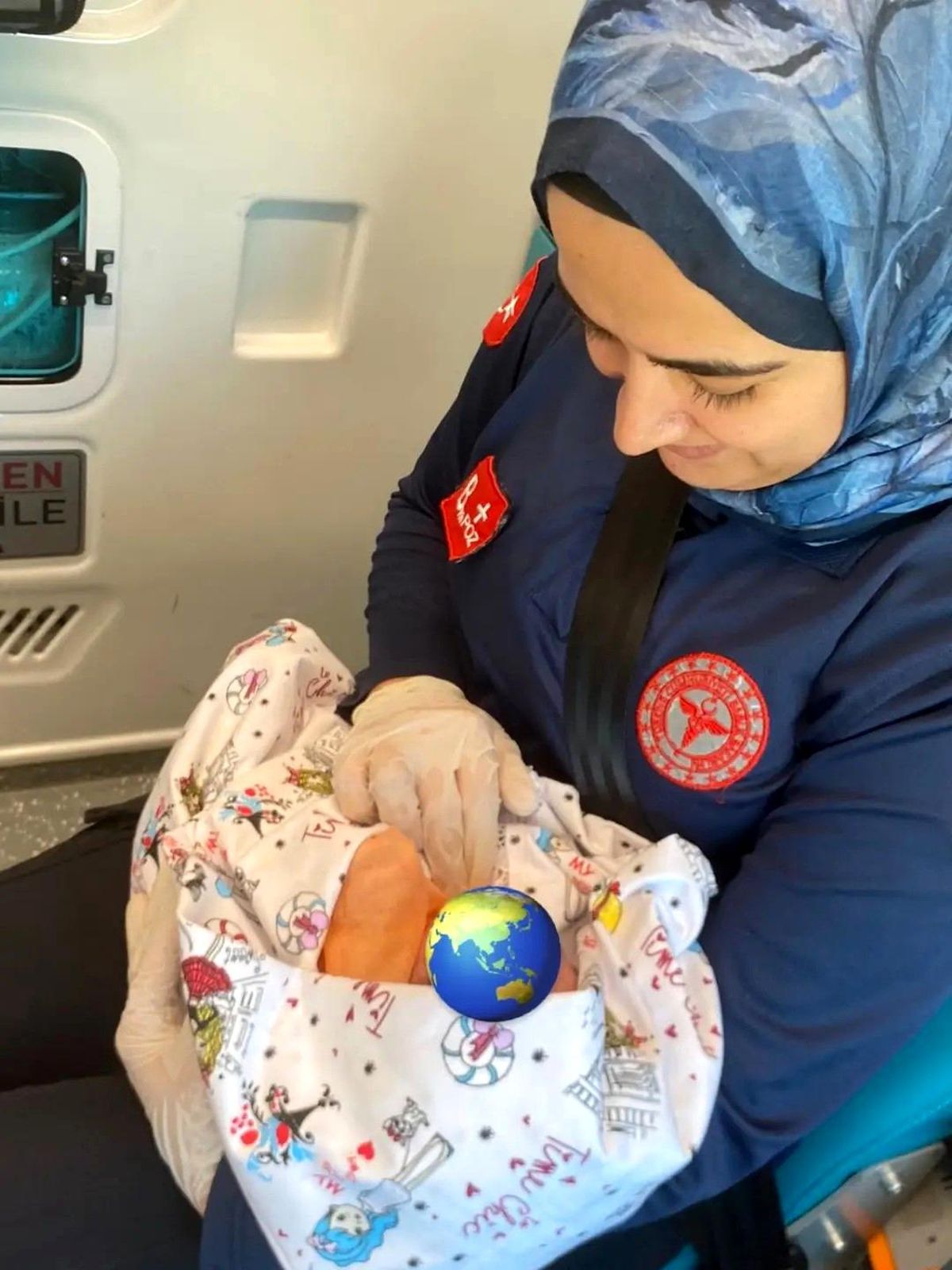 Şırnak'ta anne hastaneye yetişemedi, sağlık ekibi bebeği ambulansta doğurttu