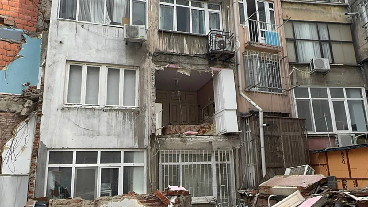 Şişli’de binanın duvarı çöktü: Vatandaşlar panik yaşadı! Deprem oldu zannettik