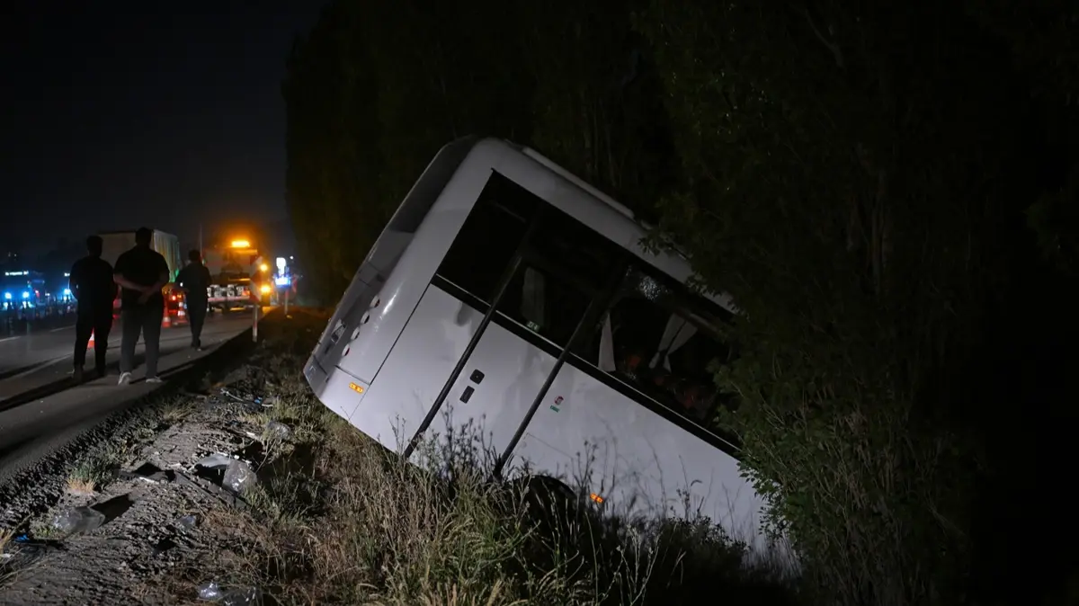 Ters şerit dehşeti! Servis aracı şarampole uçtu: 8 yaralı