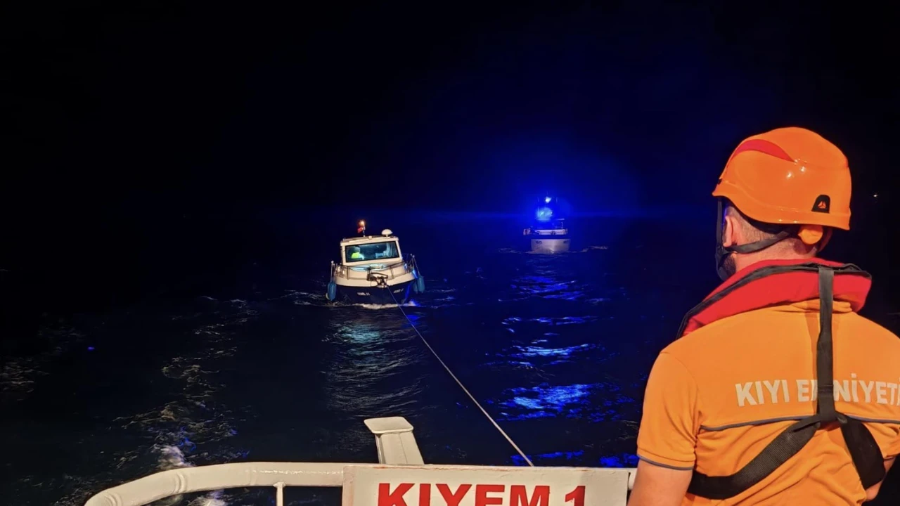 Çanakkale Boğazı'nda sürüklenen tekne kurtarıldı