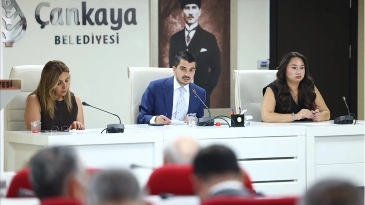 Çankaya'da Kılıçdaroğlu kavgası: Toplantıda su şişeleri havada uçuştu