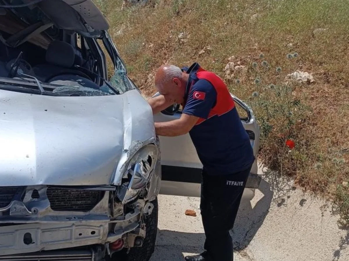 Adıyaman'da hafif ticari araç takla attı: 1 ölü 1 yaralı