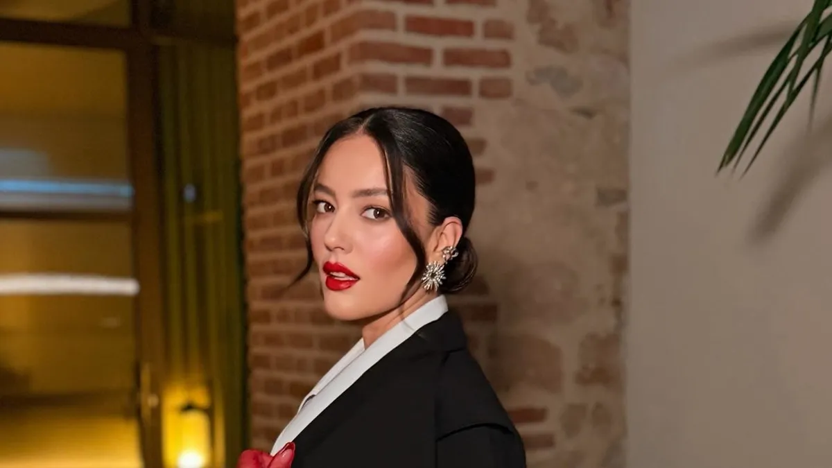 Pelin Akil’den nostaljik paylaşım! Hiç değişmemiş