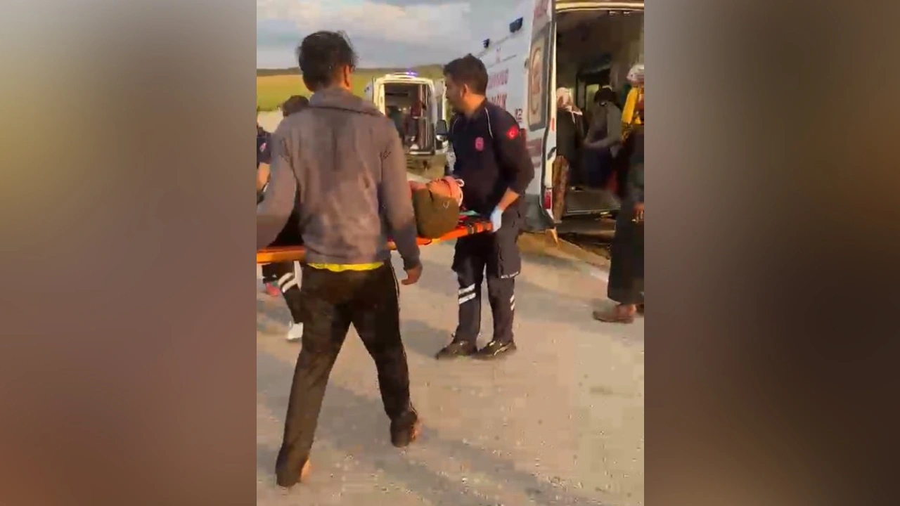 Tarım işçilerini taşıyan minibüs devrildi: 1'i ağır 4 yaralı