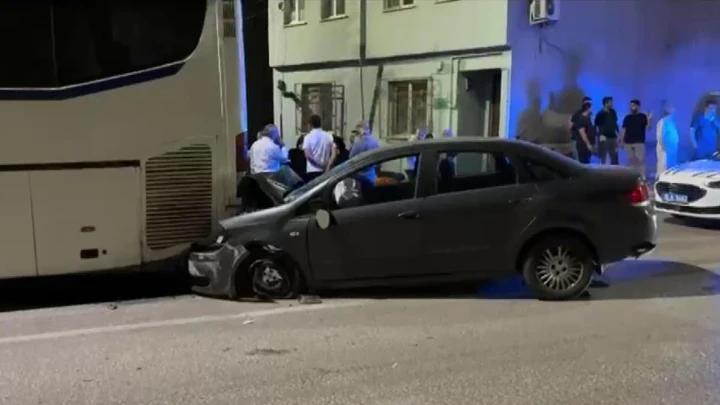 Bursa'da feci kaza! Önce duvara sonra otobüse çarptı: 2 ağır yaralı