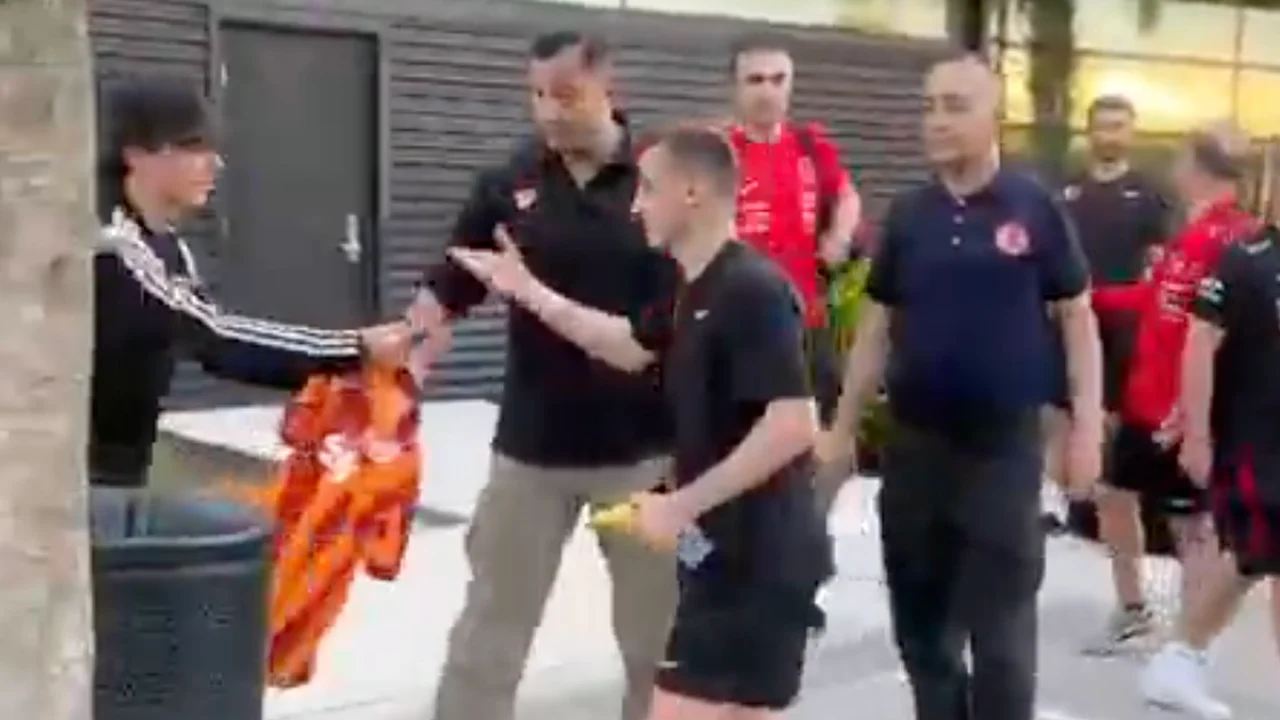 Kerem Aktürkoğlu'na imzalaması için Galatasaray forması uzatıldı! Bakın o ne yaptı