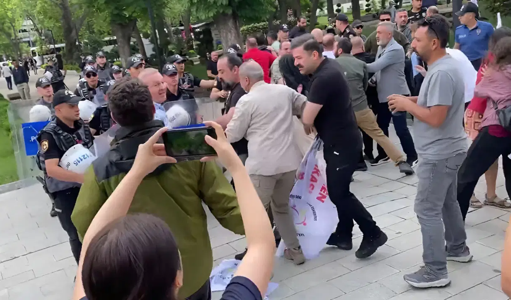 Ankara’da özel sektör öğretmenlerinin eylemine polis müdahalesi: Sendika başkanı Eren Edebali gözaltına alındı
