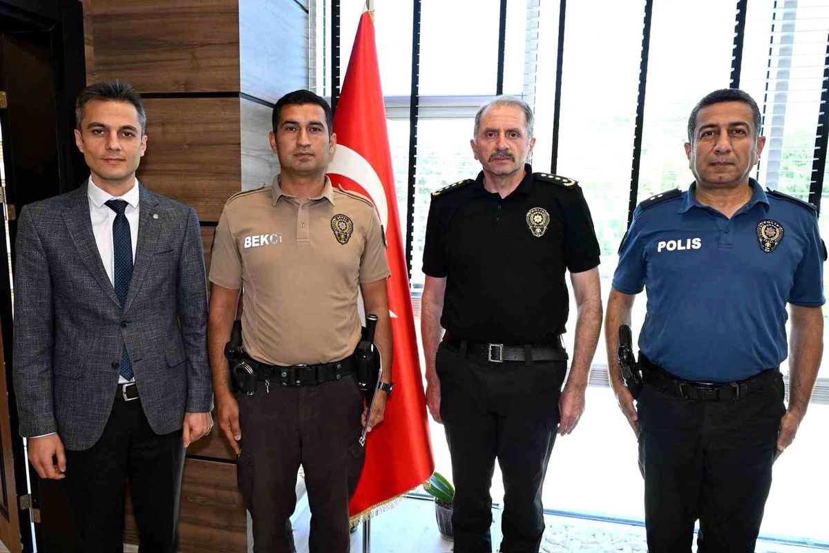 Uşak'ta örnek davranış sergileyen çarşı ve mahalle bekçisine teşekkür belgesi