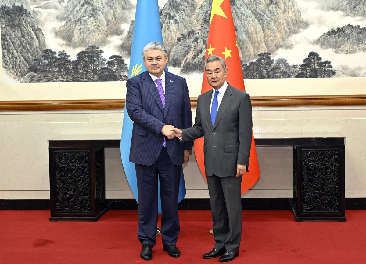 Çin Dışişleri Bakanı Wang, Kazakistanlı Mevkidaşı Köşerbayev ile Görüştü