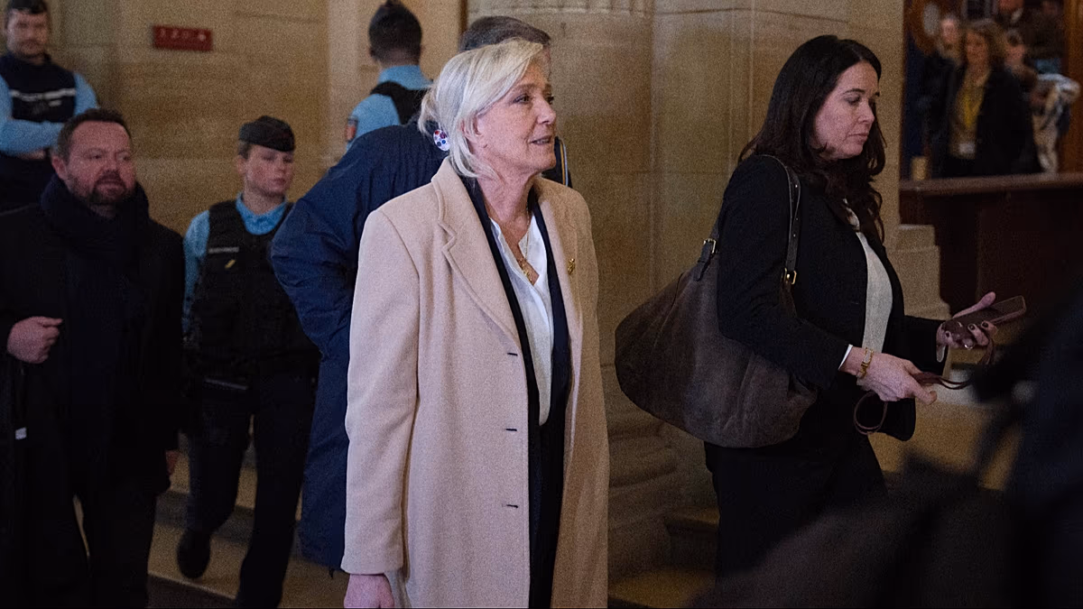Fransa'da mahkeme Le Pen'in 2027 seçimlerine girmesinin yolunu açtı