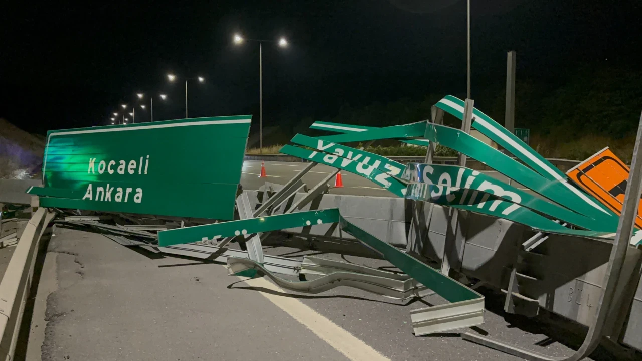 Kuzey Marmara Otoyolu’nda kamyonun açılan damperi tabelaya çarptı: Kapanan yol trafiğe açıldı