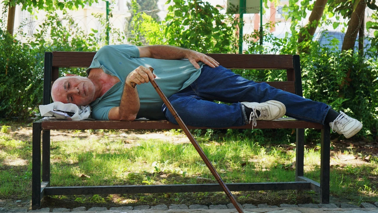 Parkta, otogarda ve hastane bahçesinde yaşıyor: Tek isteği huzurevi