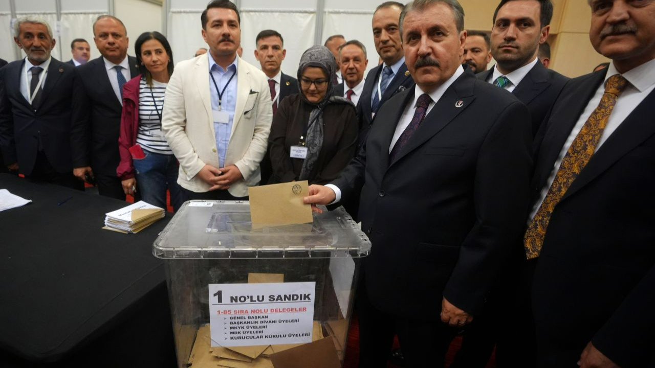 Büyük Birlik Partisi'nde Mustafa Destici yeniden genel başkan seçildi