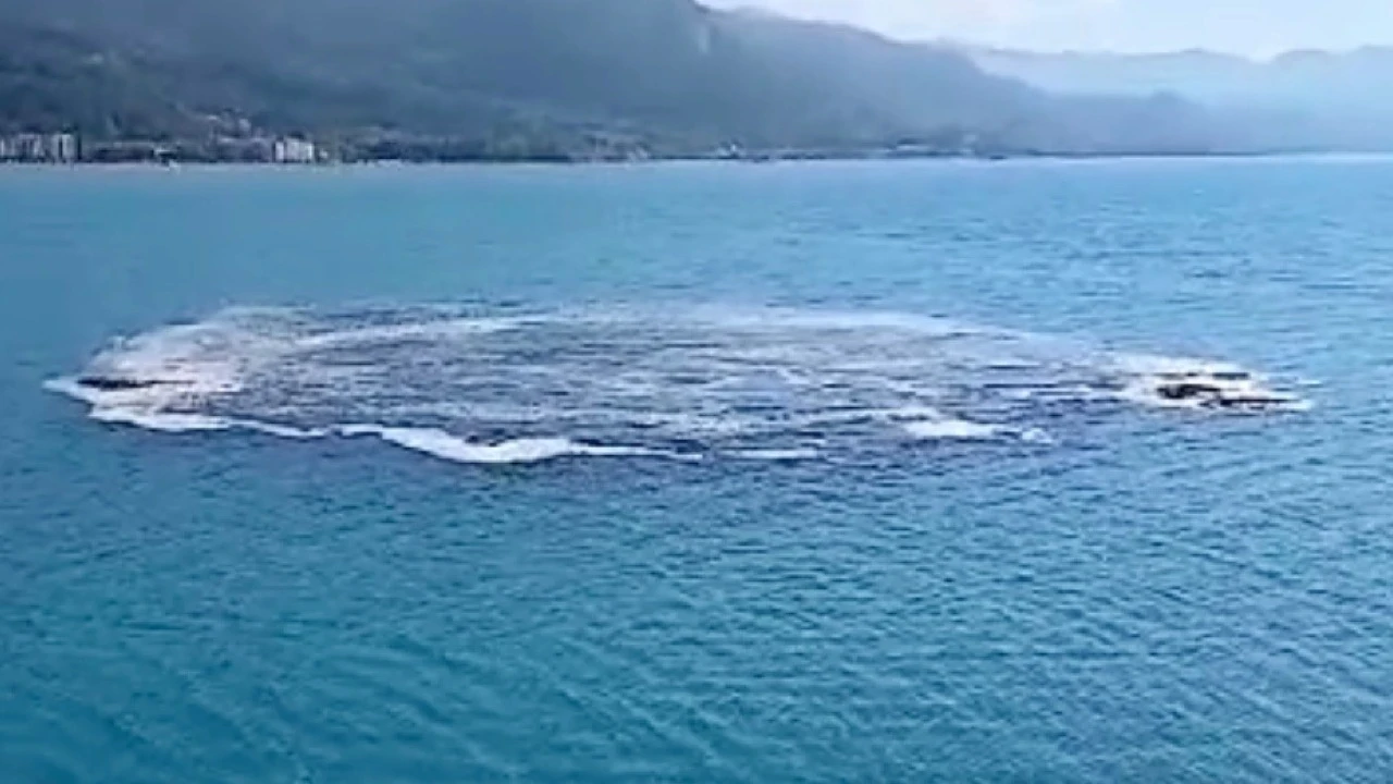Deniz 10 dakika boyunca kabardı vatandaş korkuya kapıldı